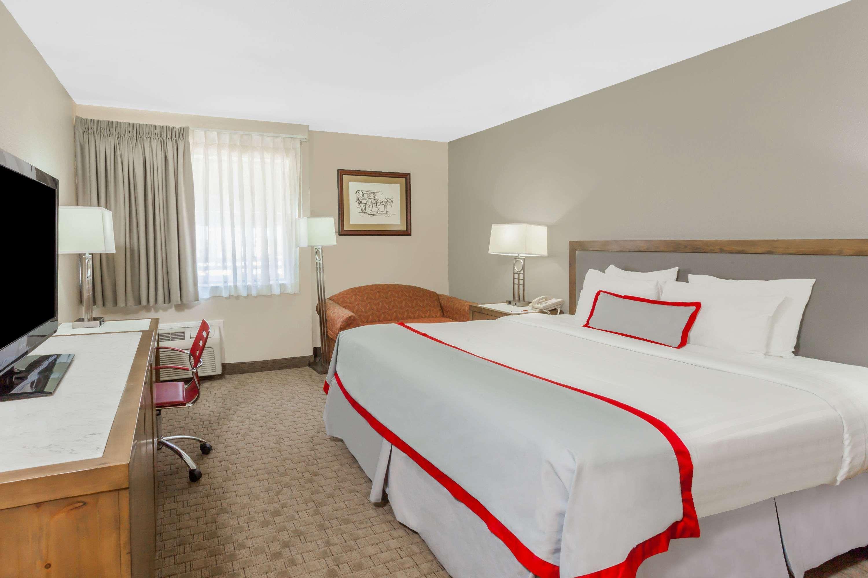 Ramada Plaza By Wyndham Garden Grove/anaheim South